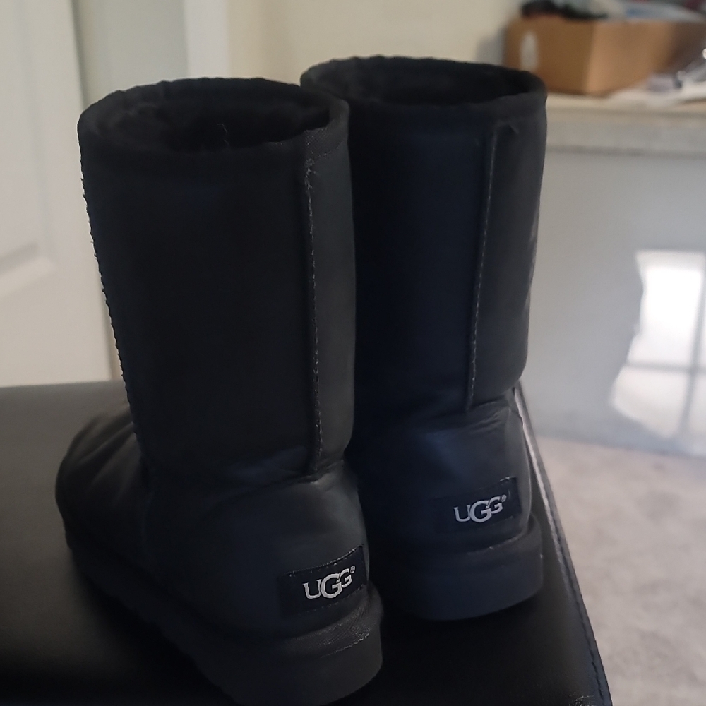 Womens Kids Size 5 UGG Black Sheepskin Boots
